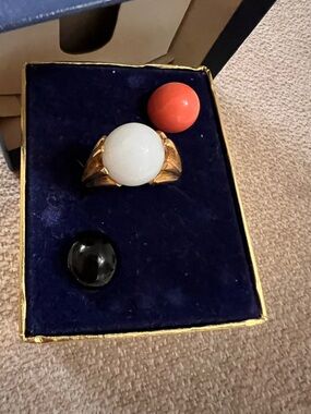 Avon 1970s Ring with Interchangeable White, Coral and Black Stones